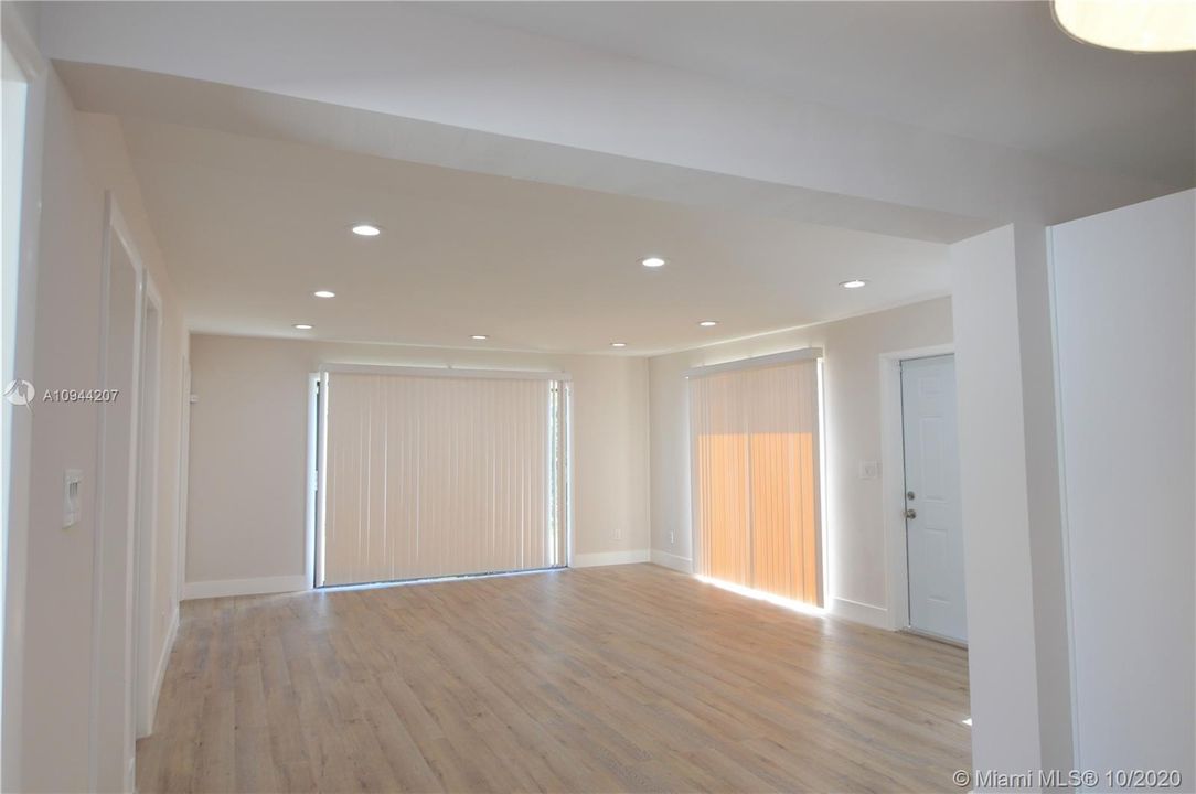 Vendido Recientemente: $369,900 (4 camas, 2 baños, 1740 Pies cuadrados)