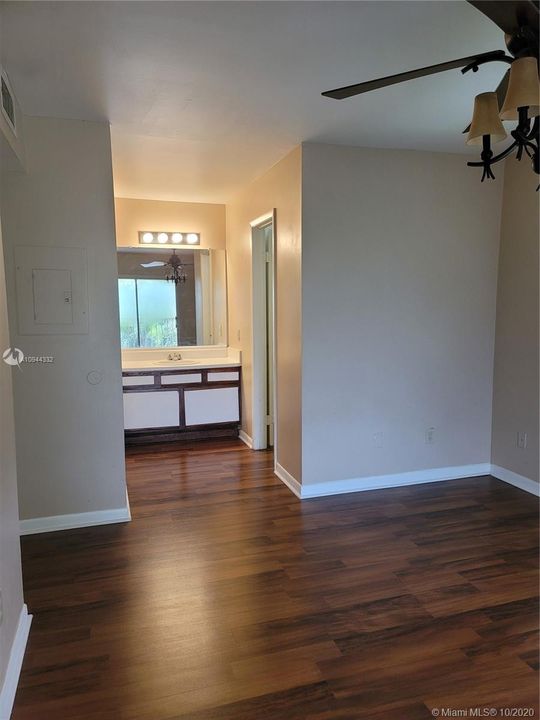 Recently Sold: $185,000 (2 beds, 2 baths, 1093 Square Feet)
