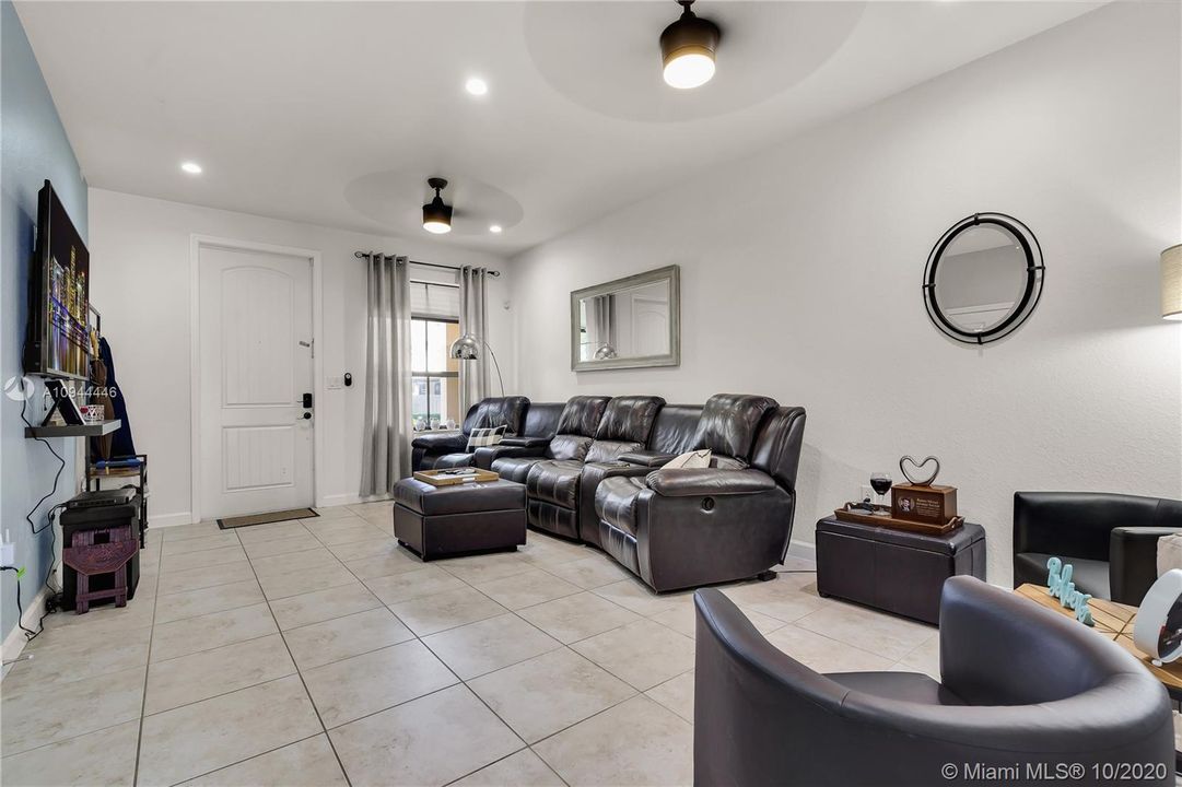 最近售出: $320,000 (3 贝兹, 2 浴室, 1550 平方英尺)