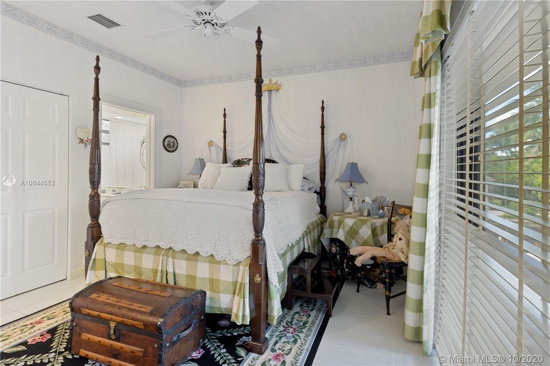 Vendido Recientemente: $1,319,400 (4 camas, 4 baños, 4446 Pies cuadrados)