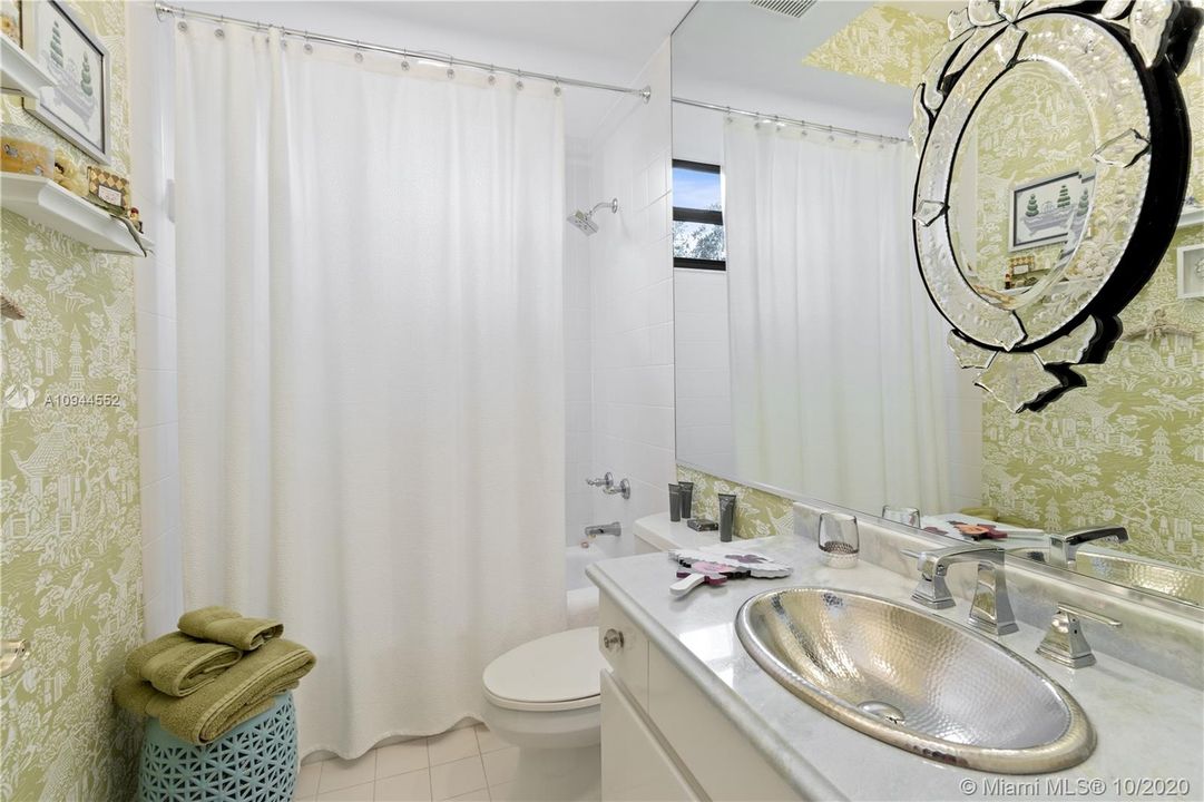 Vendido Recientemente: $1,319,400 (4 camas, 4 baños, 4446 Pies cuadrados)