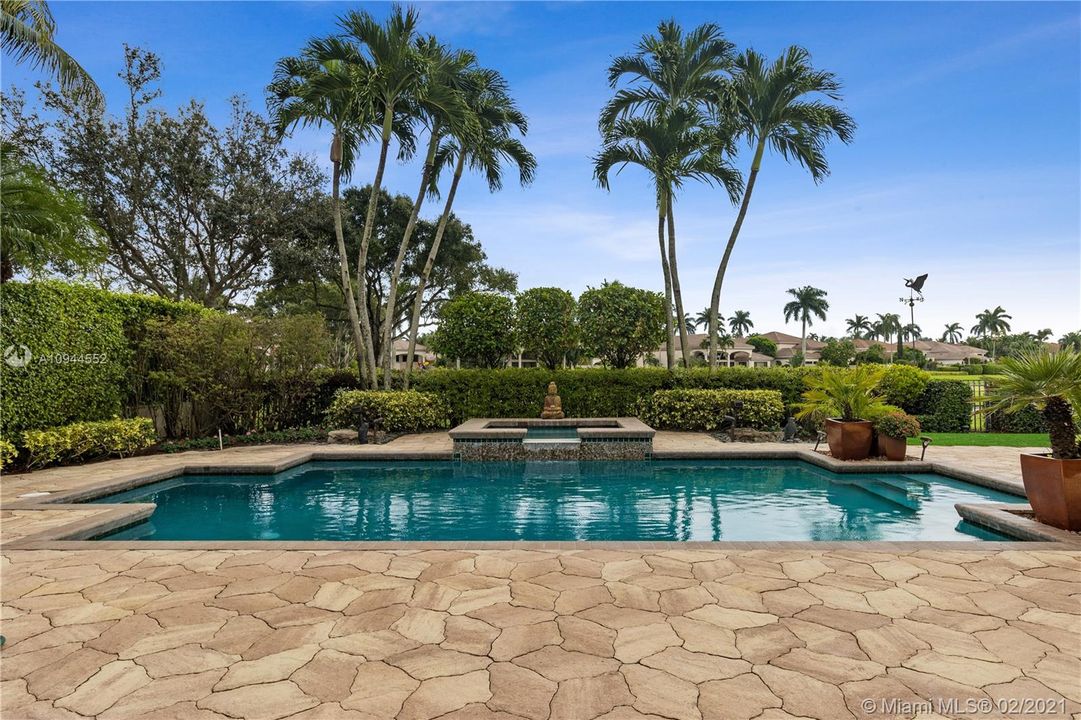 Vendido Recientemente: $1,319,400 (4 camas, 4 baños, 4446 Pies cuadrados)