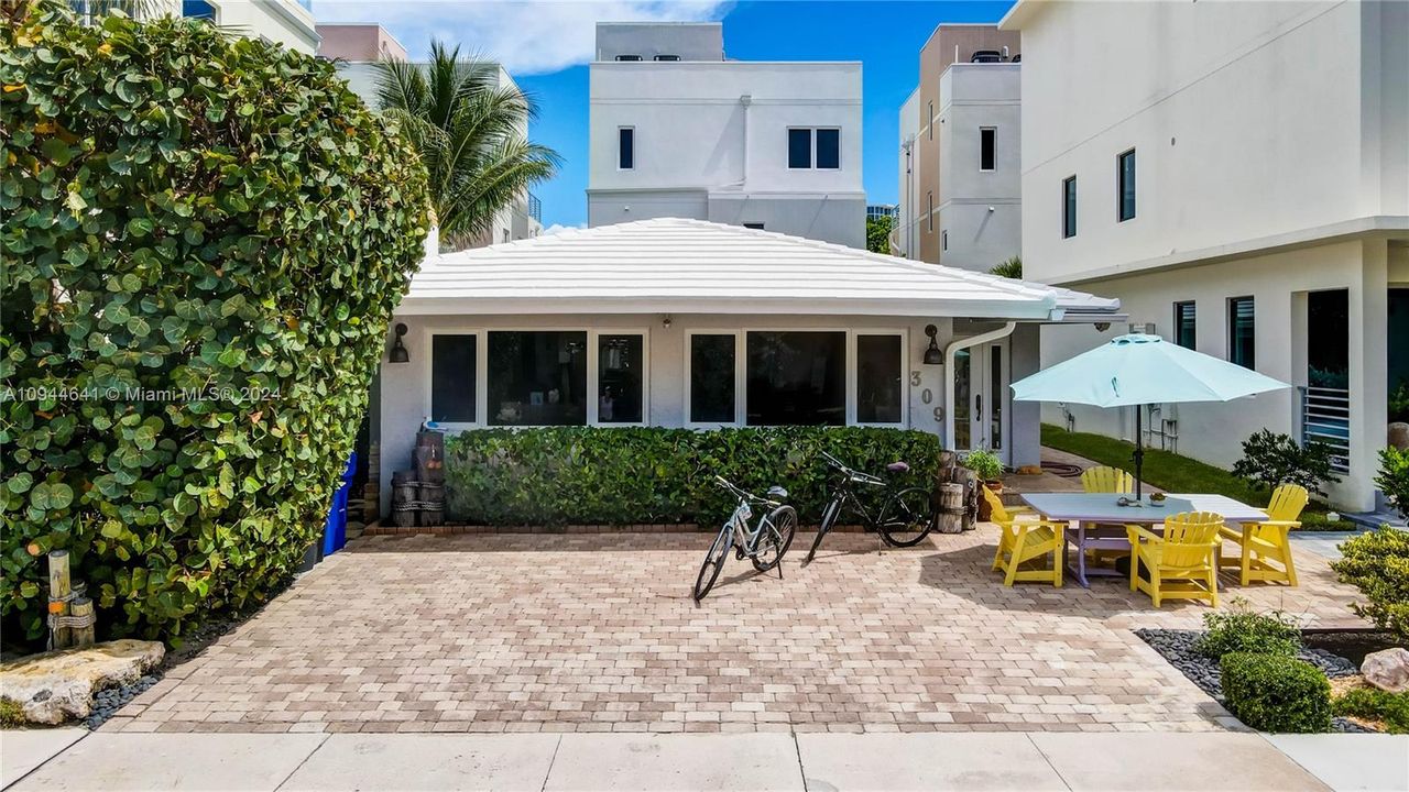 For Rent: $8,550 (2 beds, 2 baths, 1400 Square Feet)