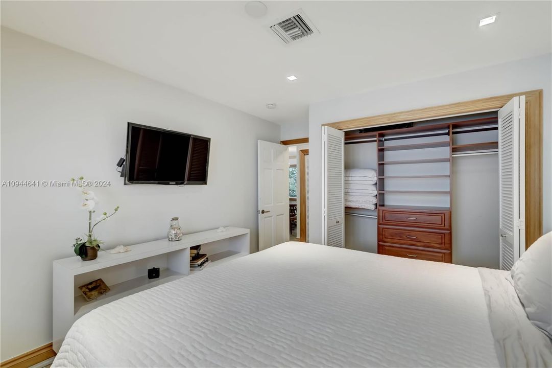 For Rent: $8,550 (2 beds, 2 baths, 1400 Square Feet)