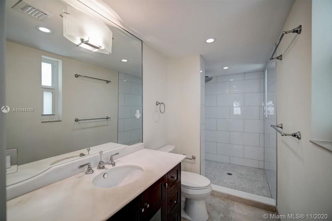 Recently Sold: $415,000 (2 beds, 2 baths, 890 Square Feet)