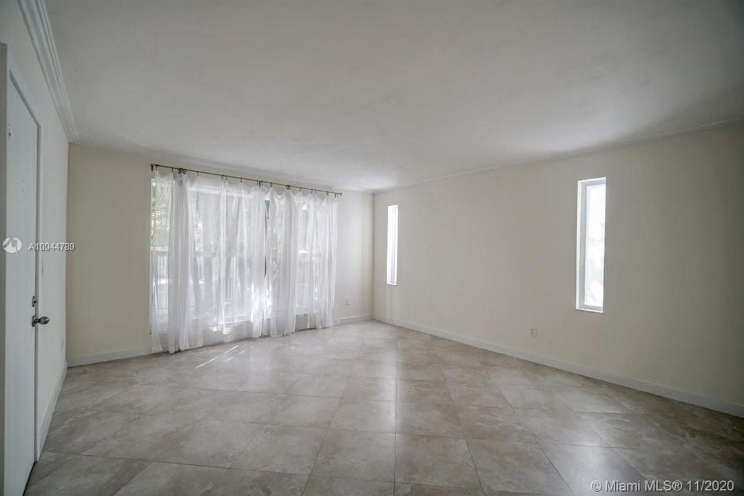 Recently Sold: $415,000 (2 beds, 2 baths, 890 Square Feet)