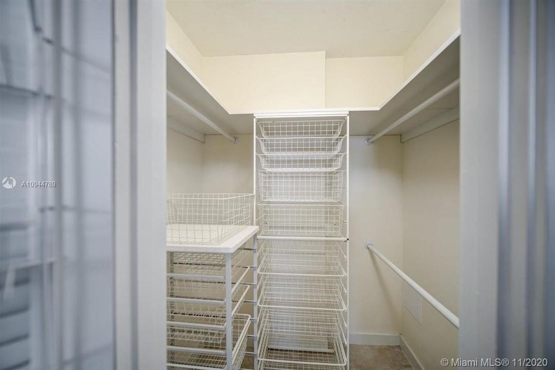 Recently Sold: $415,000 (2 beds, 2 baths, 890 Square Feet)