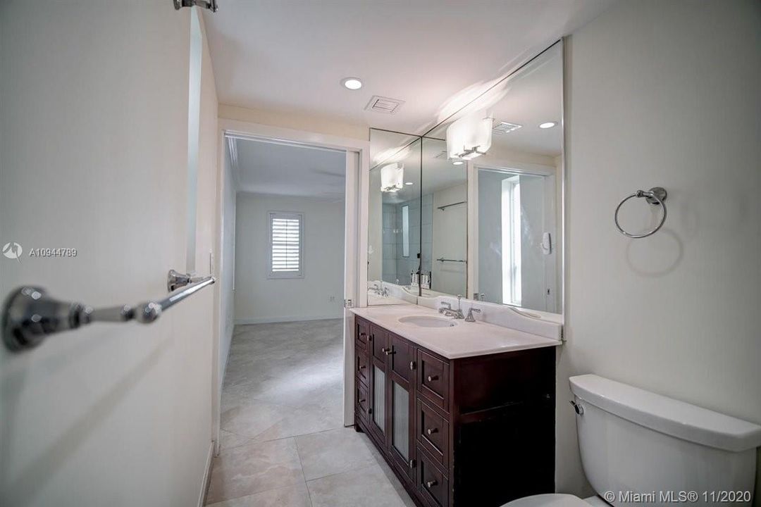 Recently Sold: $415,000 (2 beds, 2 baths, 890 Square Feet)