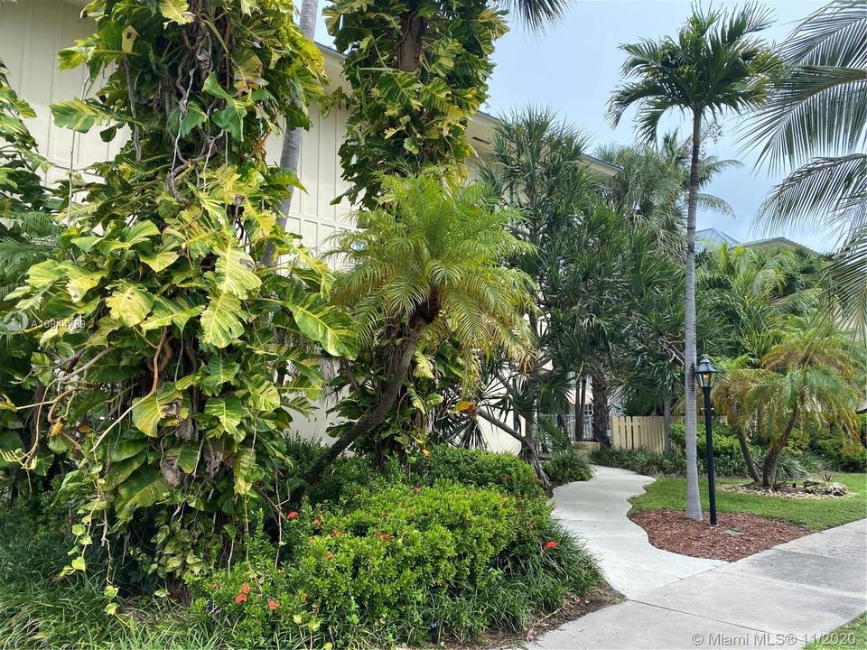 Recently Sold: $415,000 (2 beds, 2 baths, 890 Square Feet)