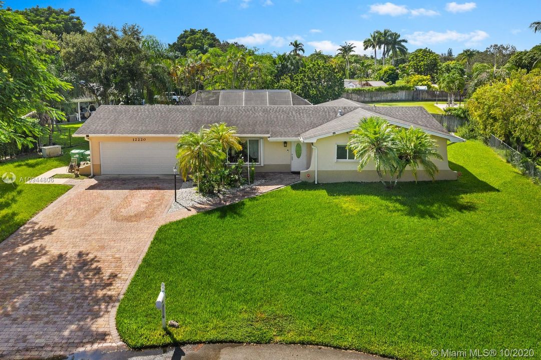 Vendido Recientemente: $629,900 (4 camas, 3 baños, 2011 Pies cuadrados)
