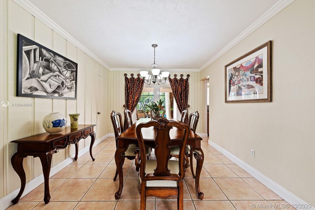 Vendido Recientemente: $629,900 (4 camas, 3 baños, 2011 Pies cuadrados)