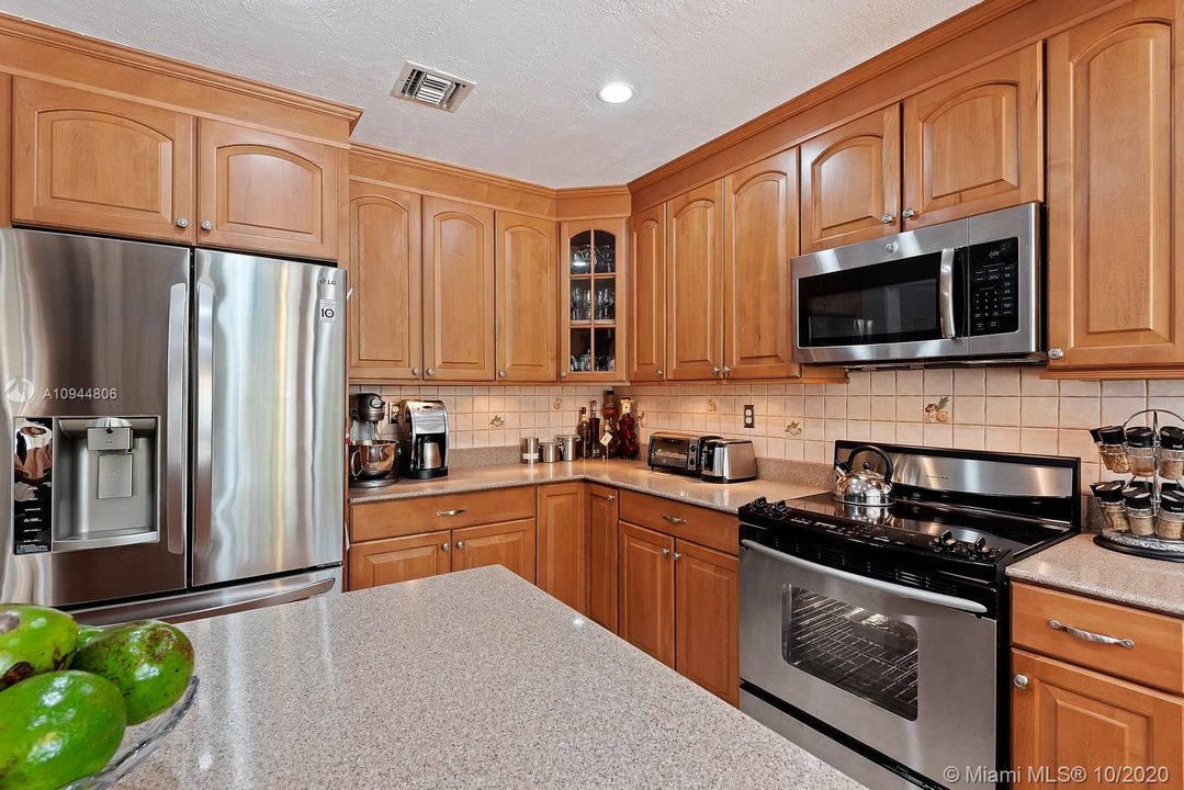 Vendido Recientemente: $629,900 (4 camas, 3 baños, 2011 Pies cuadrados)