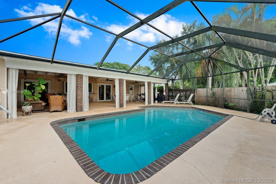 Vendido Recientemente: $629,900 (4 camas, 3 baños, 2011 Pies cuadrados)