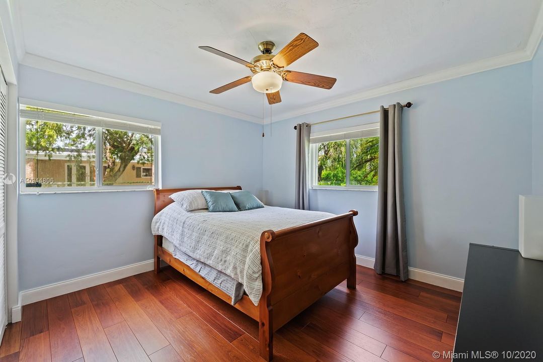 Vendido Recientemente: $629,900 (4 camas, 3 baños, 2011 Pies cuadrados)