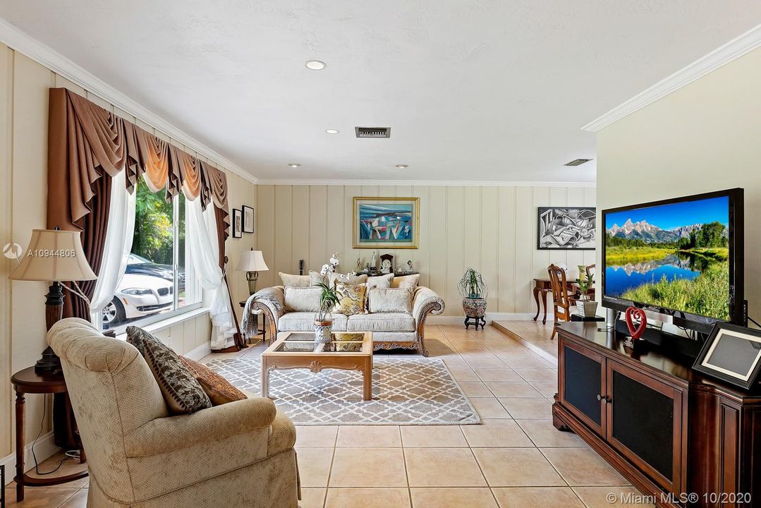 Vendido Recientemente: $629,900 (4 camas, 3 baños, 2011 Pies cuadrados)