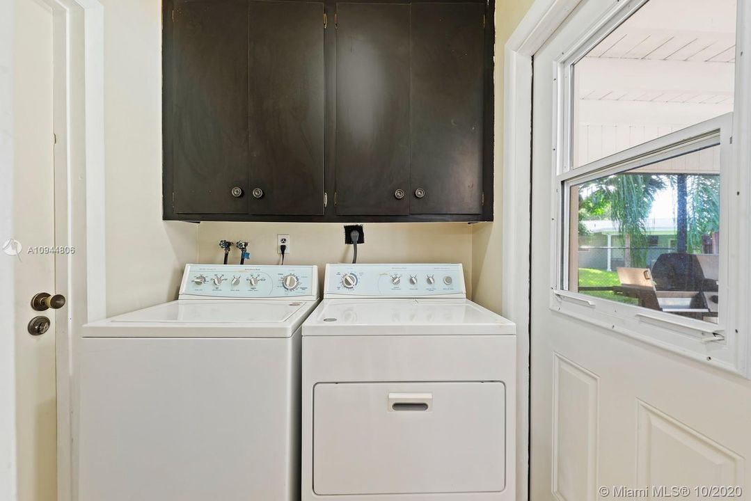 Vendido Recientemente: $629,900 (4 camas, 3 baños, 2011 Pies cuadrados)