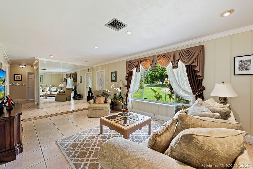 Vendido Recientemente: $629,900 (4 camas, 3 baños, 2011 Pies cuadrados)
