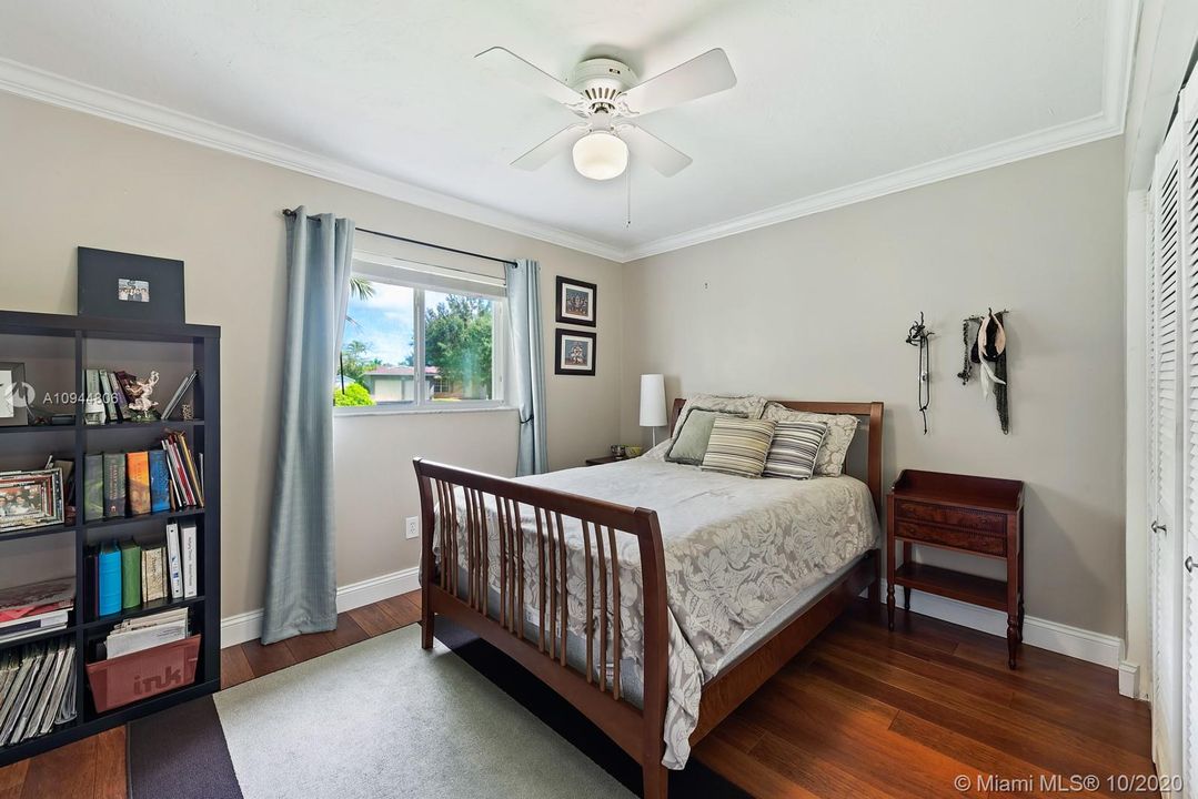 Vendido Recientemente: $629,900 (4 camas, 3 baños, 2011 Pies cuadrados)