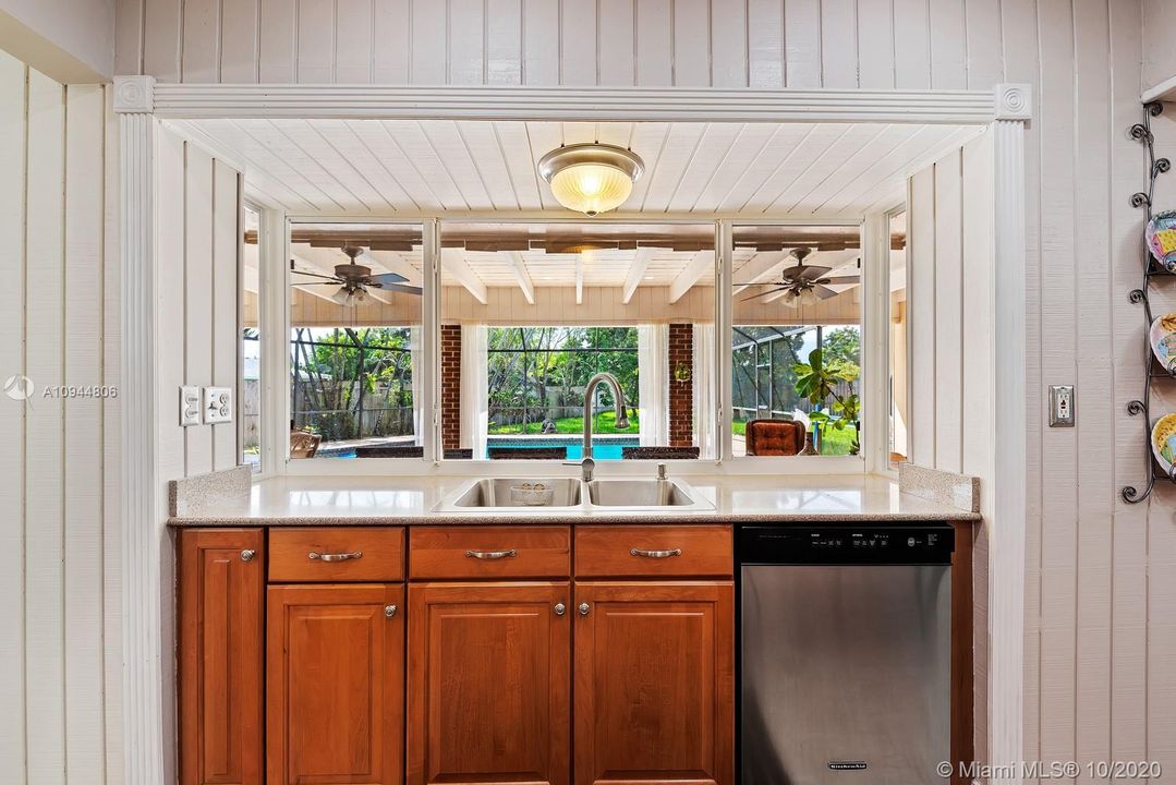Vendido Recientemente: $629,900 (4 camas, 3 baños, 2011 Pies cuadrados)