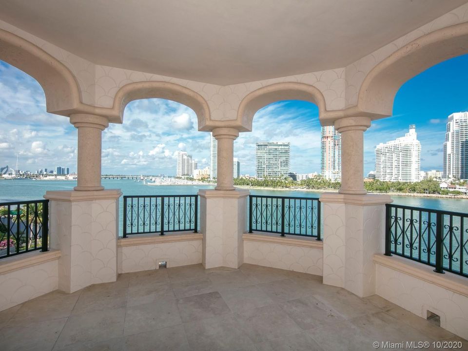 Recently Rented: $30,000 (4 beds, 4 baths, 3690 Square Feet)