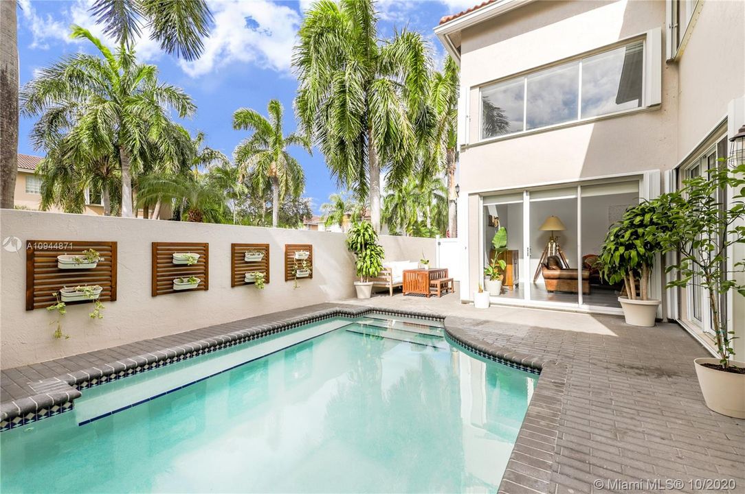 Recently Sold: $686,000 (4 beds, 2 baths, 2537 Square Feet)