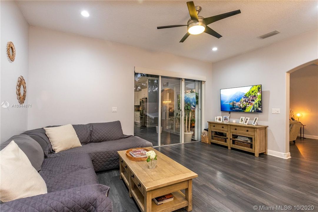 Recently Sold: $686,000 (4 beds, 2 baths, 2537 Square Feet)