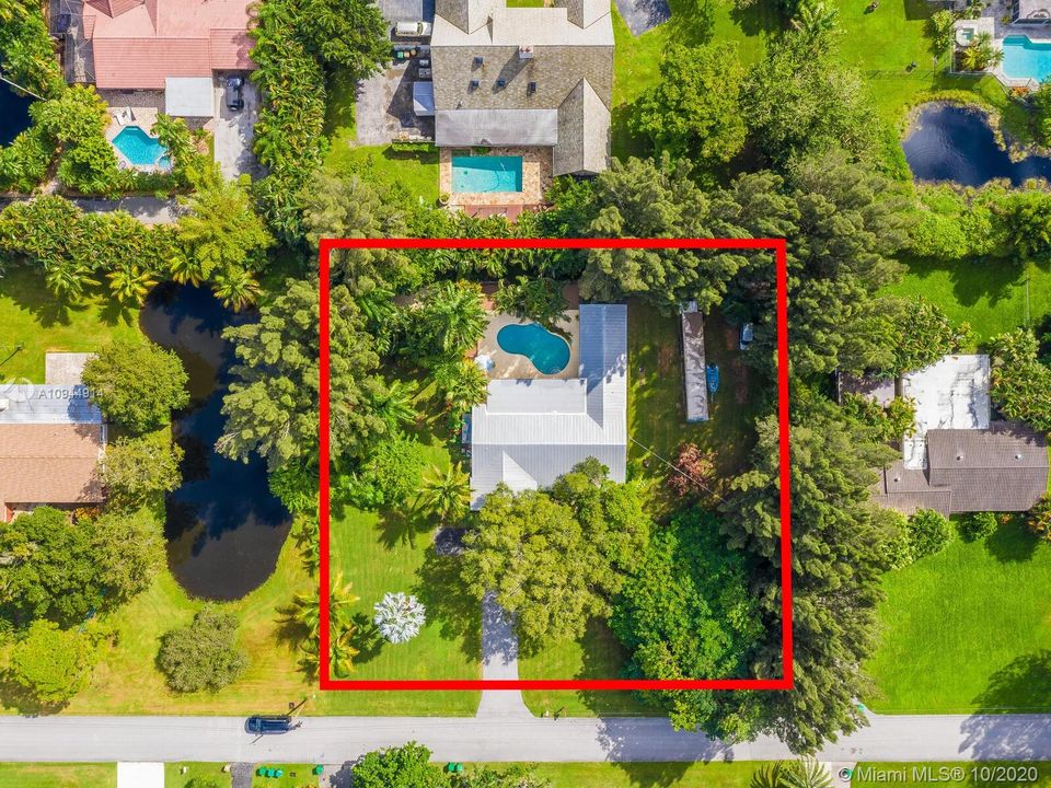 Vendido Recientemente: $695,000 (3 camas, 2 baños, 2193 Pies cuadrados)