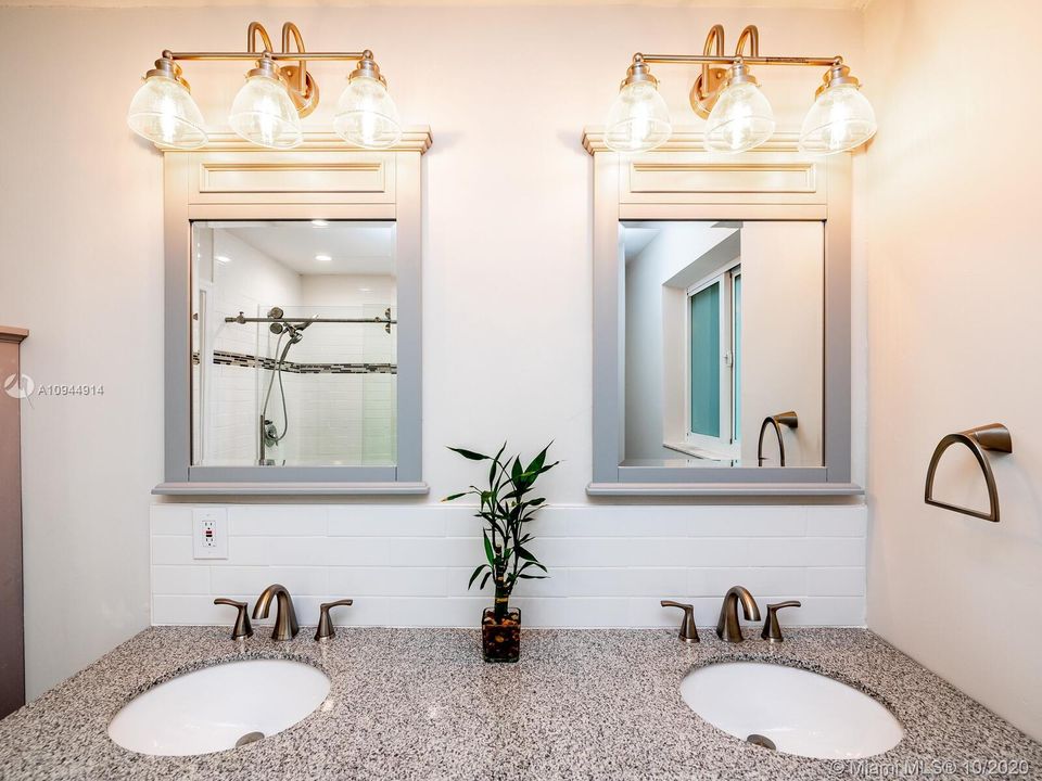 Vendido Recientemente: $695,000 (3 camas, 2 baños, 2193 Pies cuadrados)