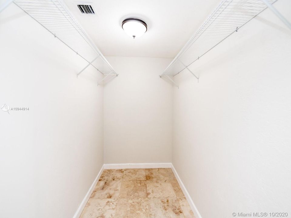 Vendido Recientemente: $695,000 (3 camas, 2 baños, 2193 Pies cuadrados)