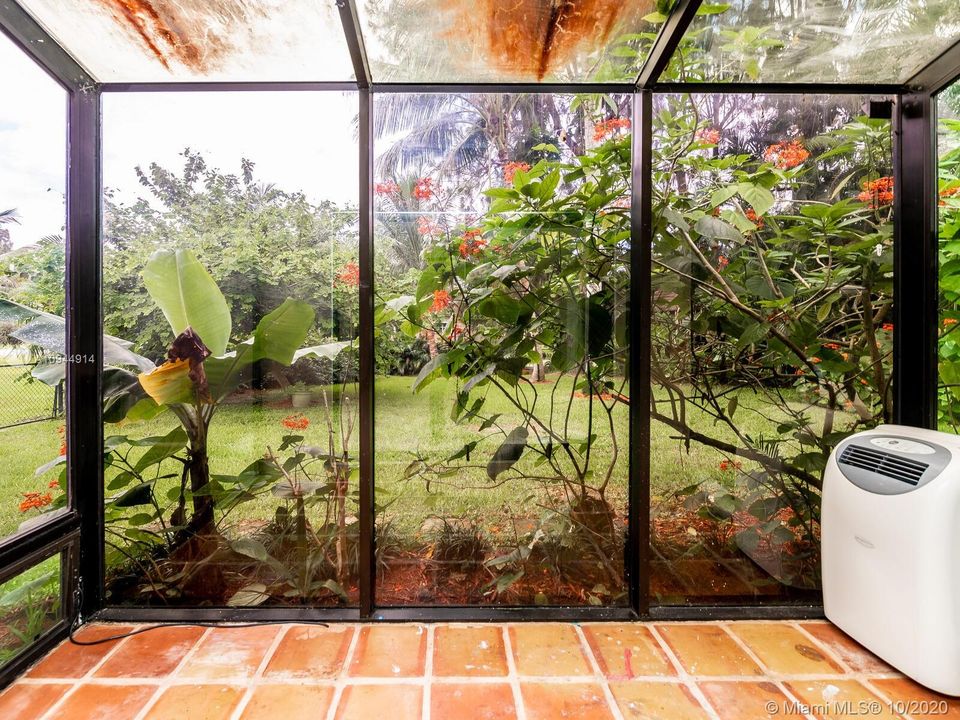 Vendido Recientemente: $695,000 (3 camas, 2 baños, 2193 Pies cuadrados)