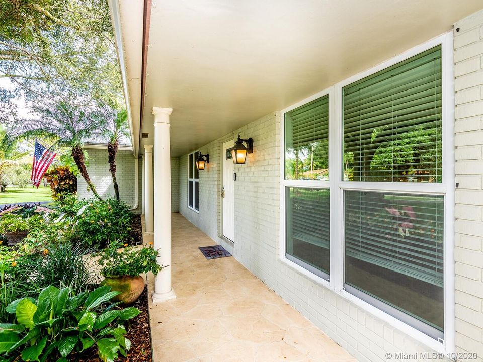 Vendido Recientemente: $695,000 (3 camas, 2 baños, 2193 Pies cuadrados)