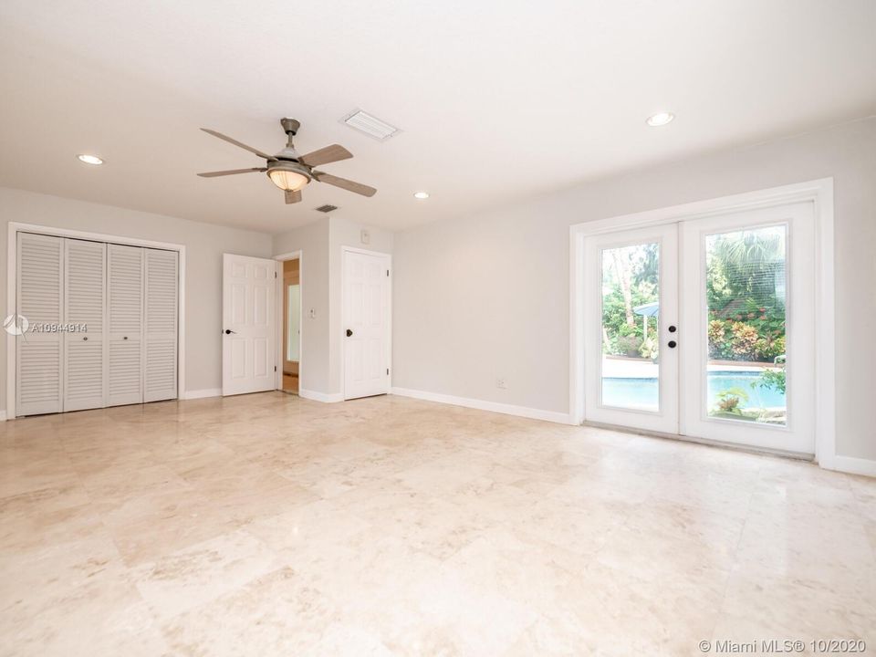 Vendido Recientemente: $695,000 (3 camas, 2 baños, 2193 Pies cuadrados)