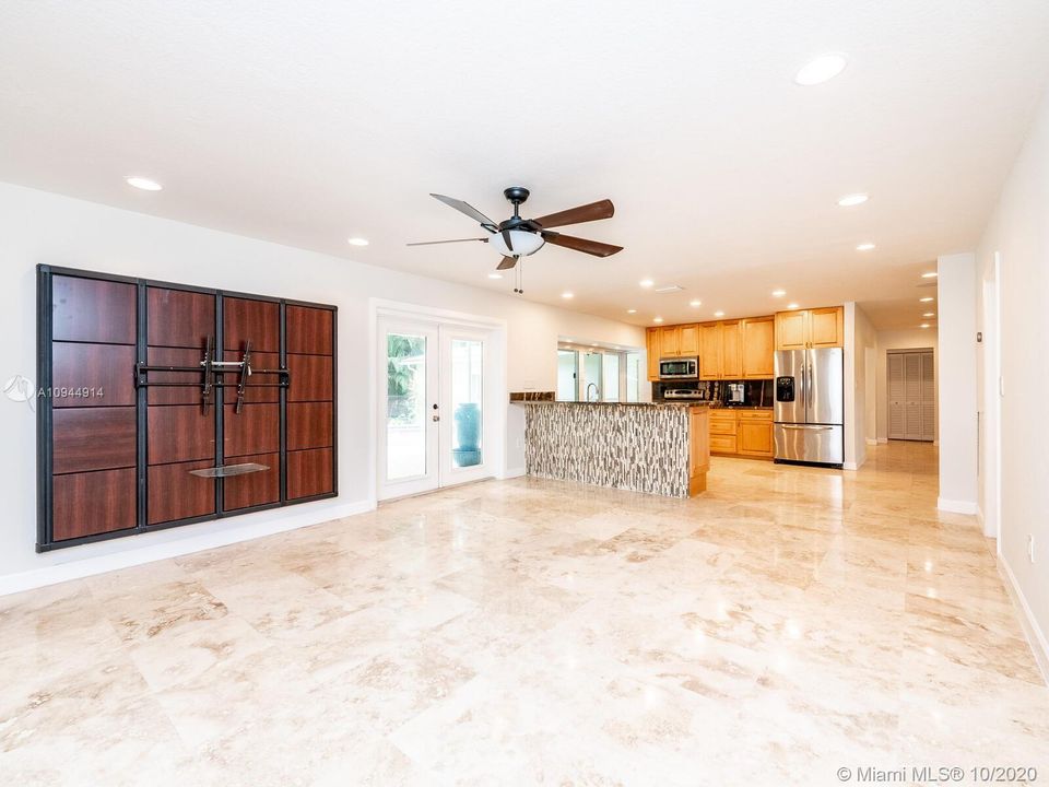 Vendido Recientemente: $695,000 (3 camas, 2 baños, 2193 Pies cuadrados)