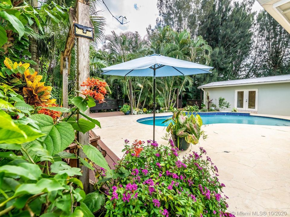 Vendido Recientemente: $695,000 (3 camas, 2 baños, 2193 Pies cuadrados)