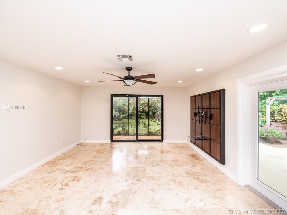 Vendido Recientemente: $695,000 (3 camas, 2 baños, 2193 Pies cuadrados)