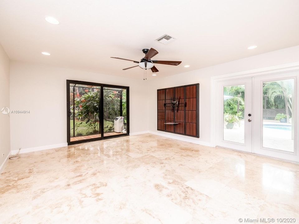 Vendido Recientemente: $695,000 (3 camas, 2 baños, 2193 Pies cuadrados)
