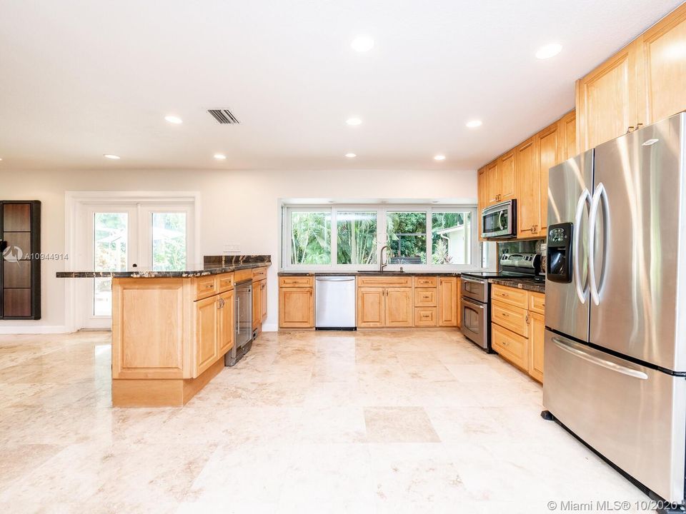 Vendido Recientemente: $695,000 (3 camas, 2 baños, 2193 Pies cuadrados)