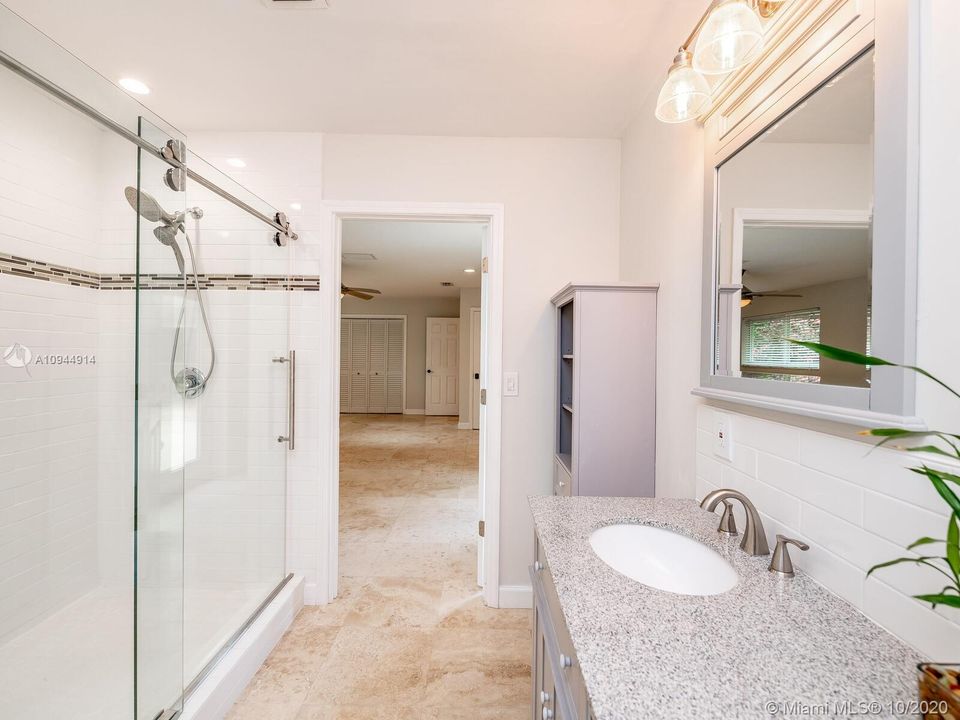 Vendido Recientemente: $695,000 (3 camas, 2 baños, 2193 Pies cuadrados)