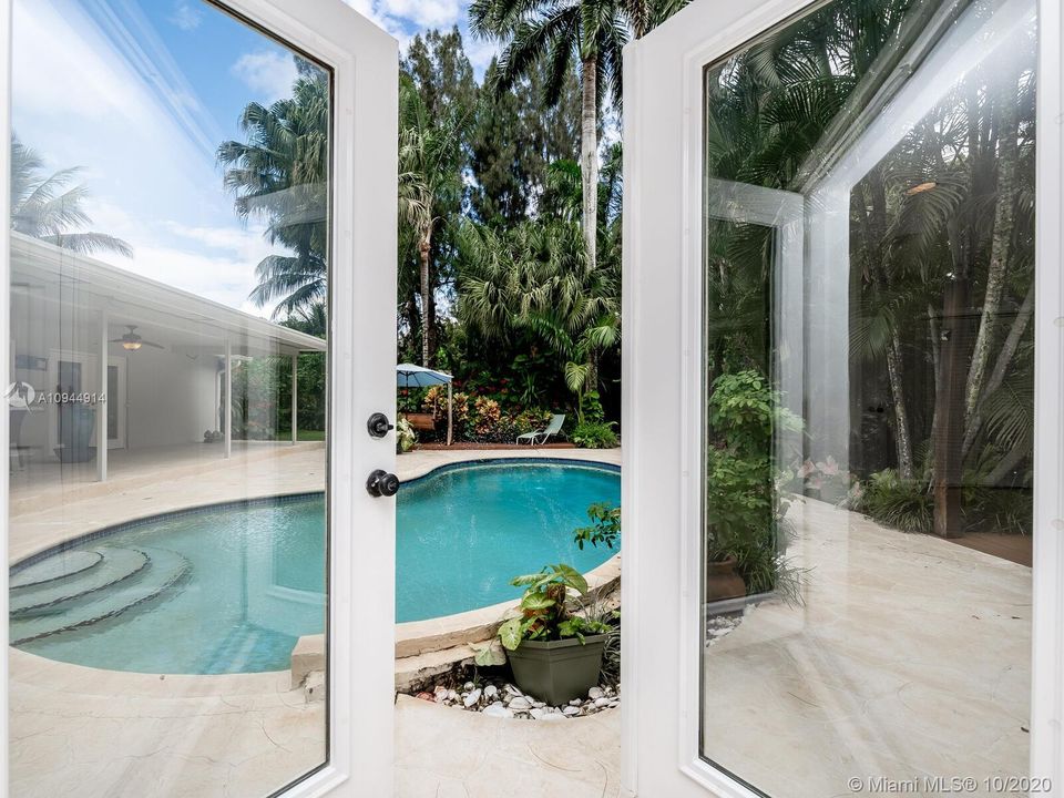 Vendido Recientemente: $695,000 (3 camas, 2 baños, 2193 Pies cuadrados)