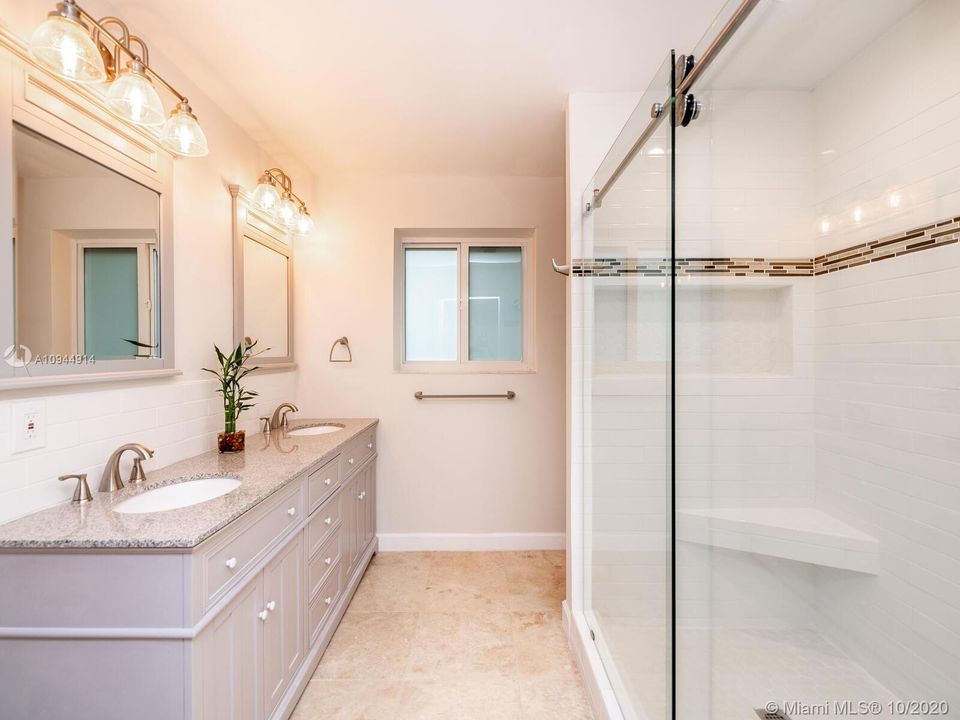 Vendido Recientemente: $695,000 (3 camas, 2 baños, 2193 Pies cuadrados)