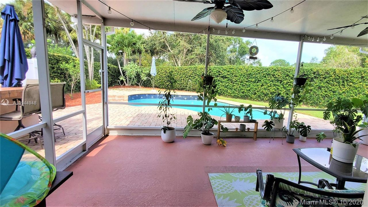 Recently Sold: $410,000 (3 beds, 2 baths, 1952 Square Feet)