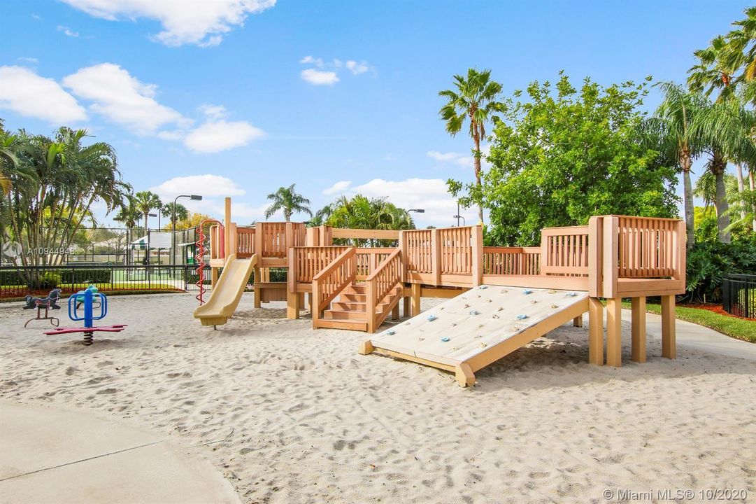 Recently Sold: $410,000 (3 beds, 2 baths, 1952 Square Feet)