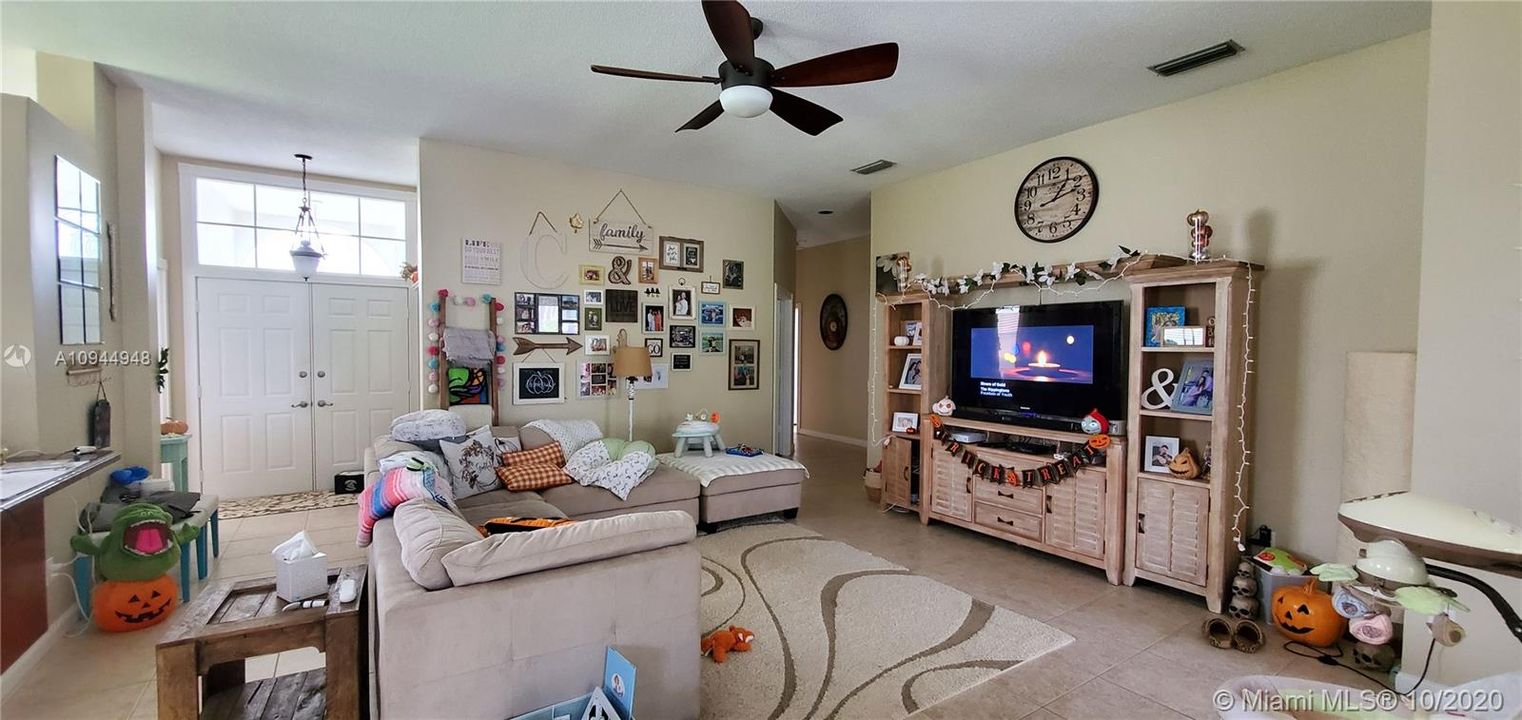 Recently Sold: $410,000 (3 beds, 2 baths, 1952 Square Feet)