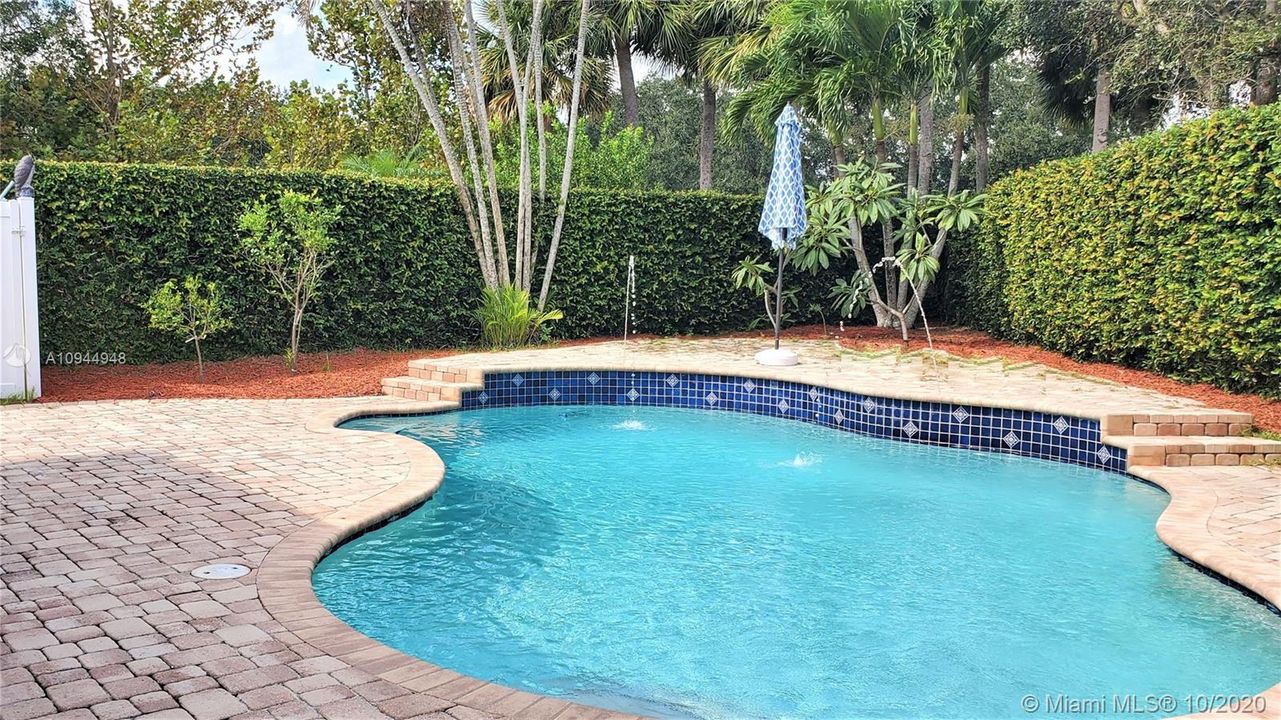 Recently Sold: $410,000 (3 beds, 2 baths, 1952 Square Feet)