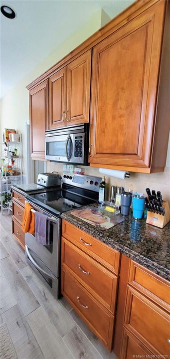 Recently Sold: $410,000 (3 beds, 2 baths, 1952 Square Feet)