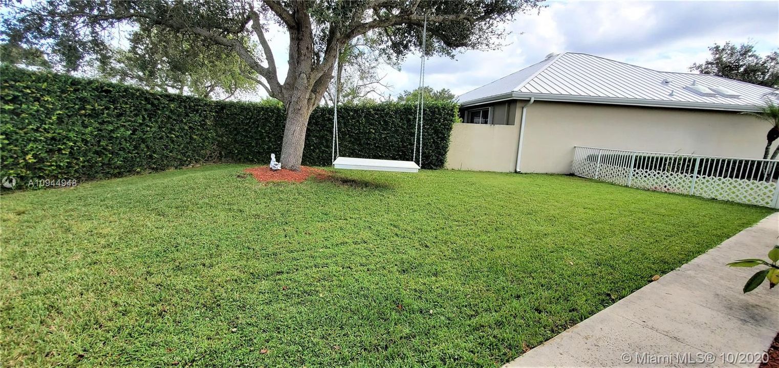 Recently Sold: $410,000 (3 beds, 2 baths, 1952 Square Feet)