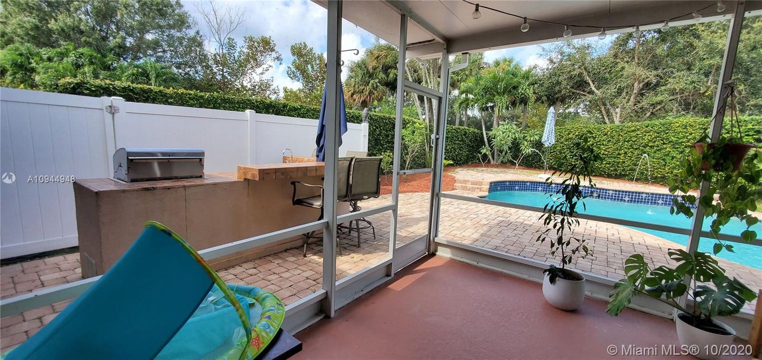 Recently Sold: $410,000 (3 beds, 2 baths, 1952 Square Feet)