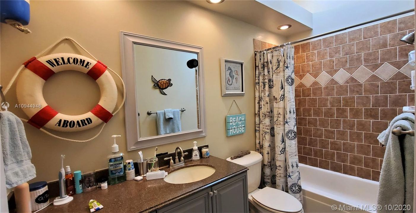 Recently Sold: $410,000 (3 beds, 2 baths, 1952 Square Feet)