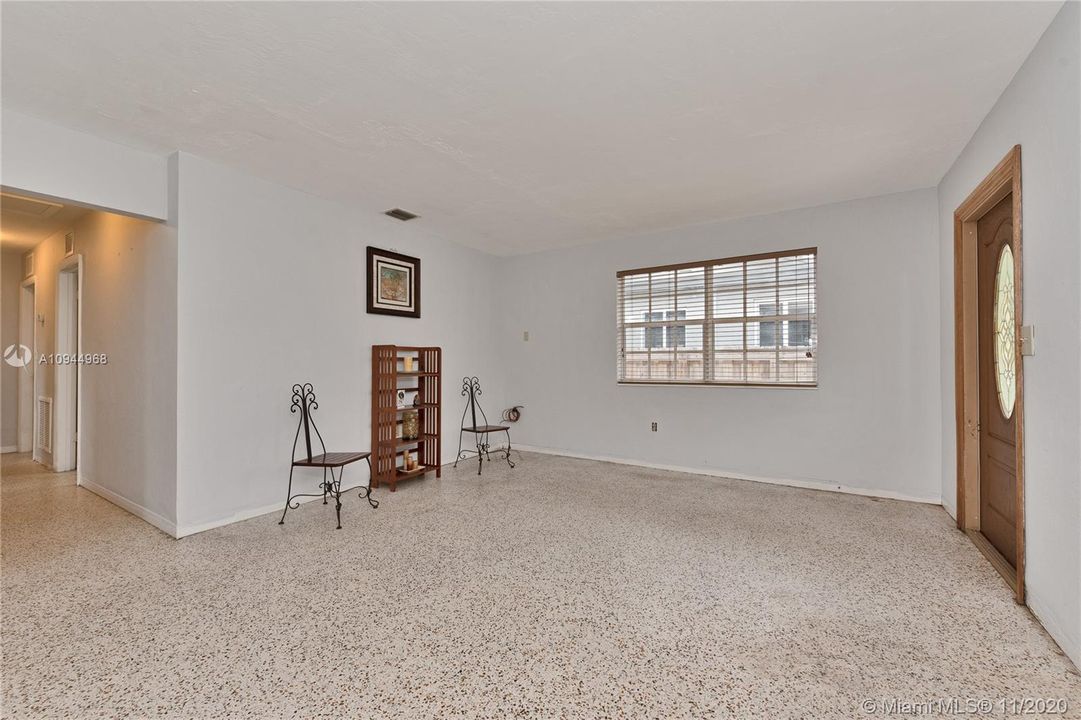 Living room | Hallway to bedrooms