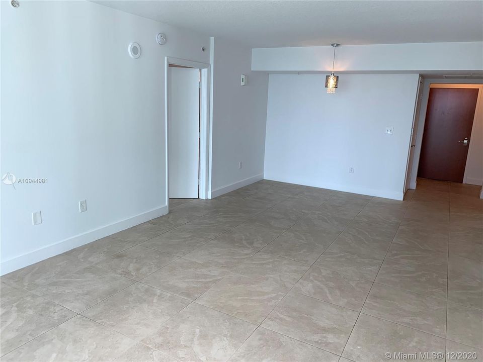 Recently Rented: $2,700 (2 beds, 2 baths, 1051 Square Feet)